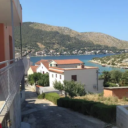 Laura Apartmán *